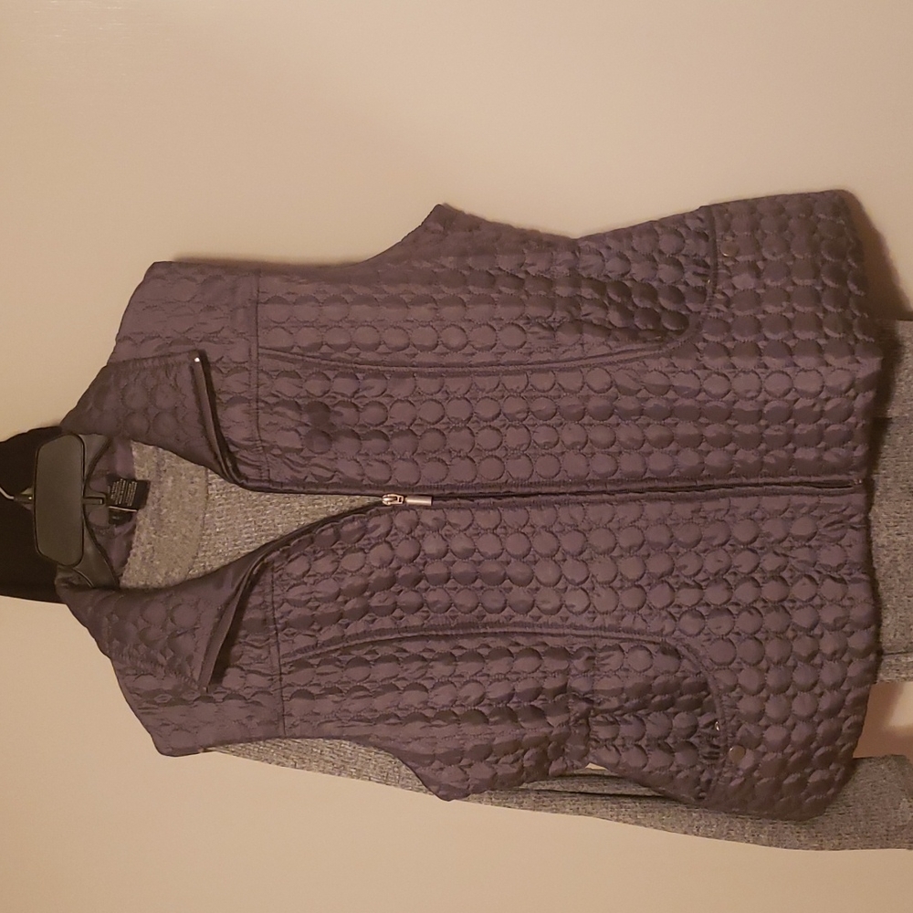 New Directions Ladies XL Quilted Vest with Pockets and adjustable waist.